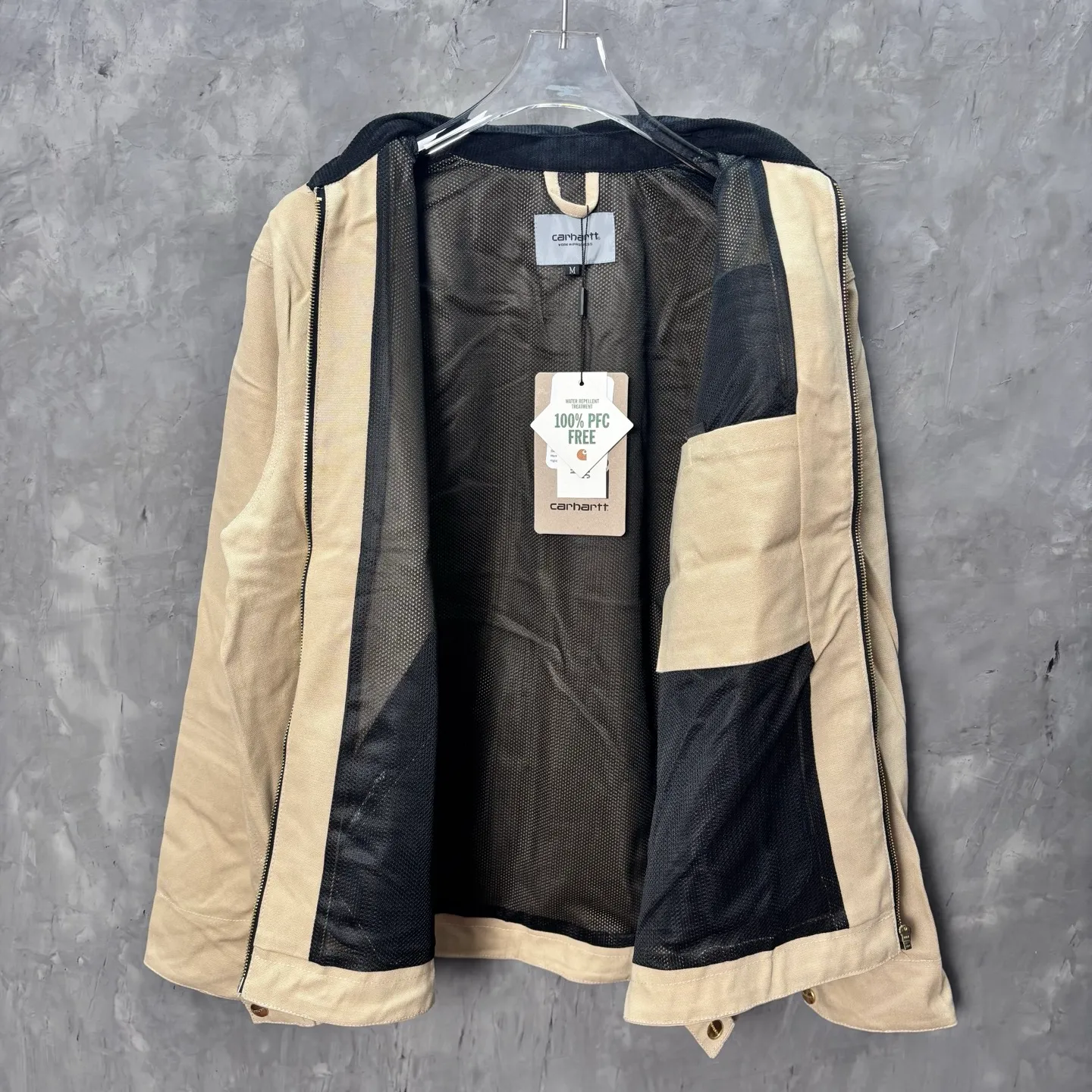 Main recommendation 📝05336# 153 Correct version·Seven-color lining mesh thin jacket 💥 Carhartt WIP Carhartt Detroit Retro Canvas heavy work jacket 🌈Color: Brown Purple White Black Petrol Blue Smoke Gray Size: S-XL Carhartt, founded in San Francisco, USA, is a clothing brand in the industrial era of the United States. It mainly produces work pants and work jackets. It is one of the suppliers of military clothing for the US military. To this day, Carhartt is still a street fashion brand with popularity and brand charm. If you talk about work wear-style clothing, you have to think of Carhartt. Carhartt is famous for manufacturing high-quality workwear with excellent quality, comfort and durability. Its products are mostly made of high-grade fabric materials and are suitable for all kinds of extremely harsh working environments.